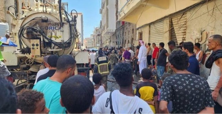 “Sewage” truck rushes to extinguish huge fire in Aden